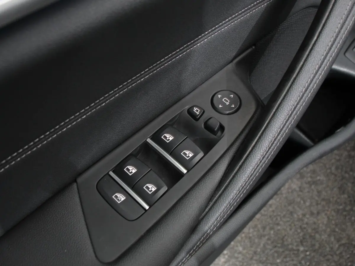 530e Business PHEV AUTOMAAT Adaptieve cruise control LED Leder Navigatie Stoelverwarming Achteruitrijcamera Sfeerverlichting Lane assist Climate control Apple Carplay/ Android Auto
