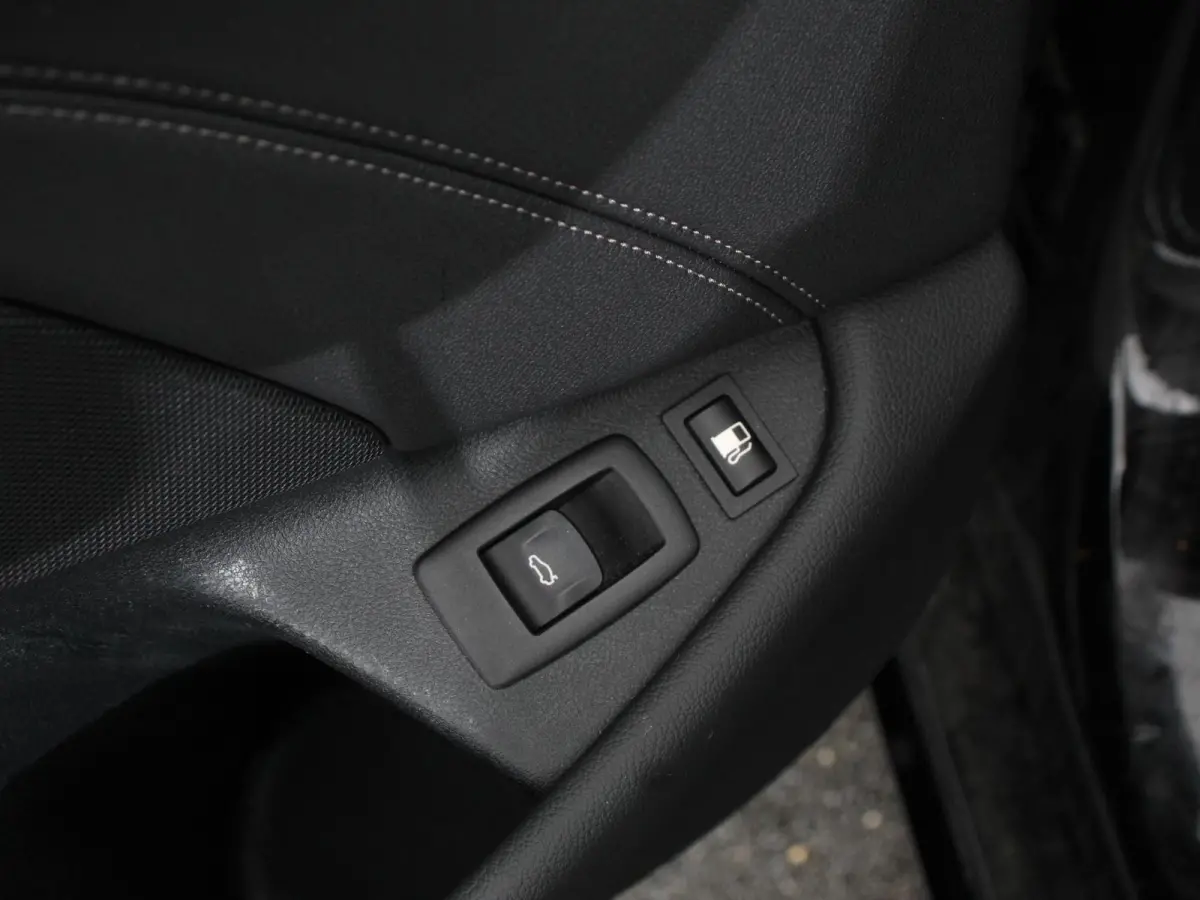 530e Business PHEV AUTOMAAT Adaptieve cruise control LED Leder Navigatie Stoelverwarming Achteruitrijcamera Sfeerverlichting Lane assist Climate control Apple Carplay/ Android Auto