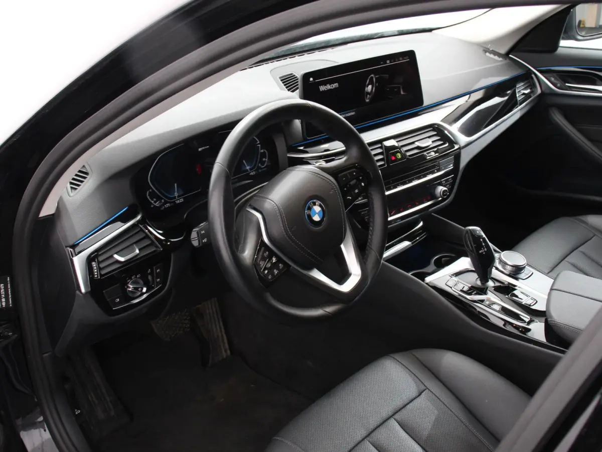 530e Business PHEV AUTOMAAT Adaptieve cruise control LED Leder Navigatie Stoelverwarming Achteruitrijcamera Sfeerverlichting Lane assist Climate control Apple Carplay/ Android Auto