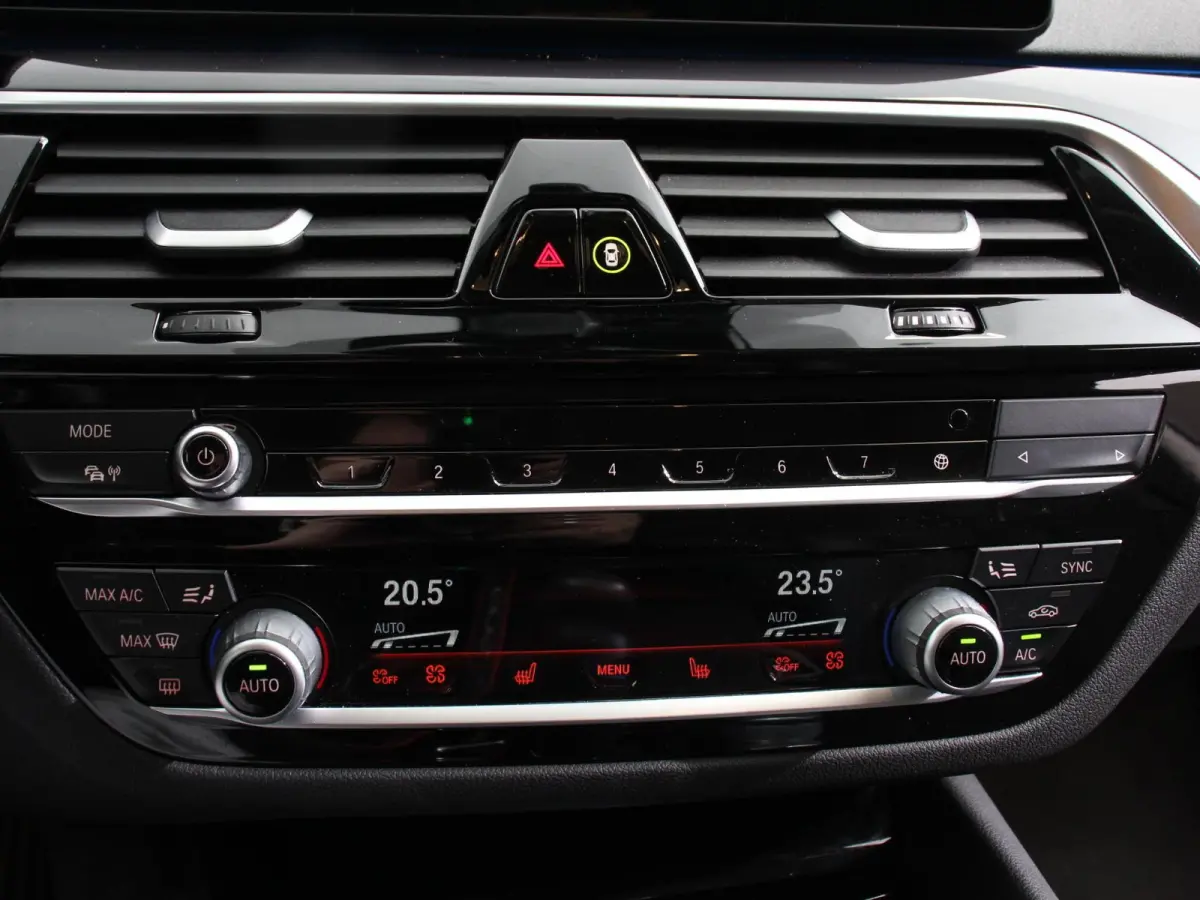 530e Business PHEV AUTOMAAT Adaptieve cruise control LED Leder Navigatie Stoelverwarming Achteruitrijcamera Sfeerverlichting Lane assist Climate control Apple Carplay/ Android Auto