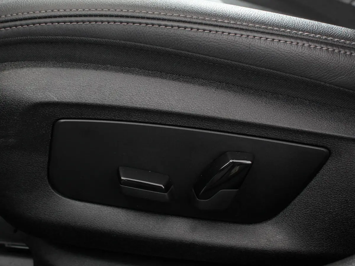 530e Business PHEV AUTOMAAT Adaptieve cruise control LED Leder Navigatie Stoelverwarming Achteruitrijcamera Sfeerverlichting Lane assist Climate control Apple Carplay/ Android Auto