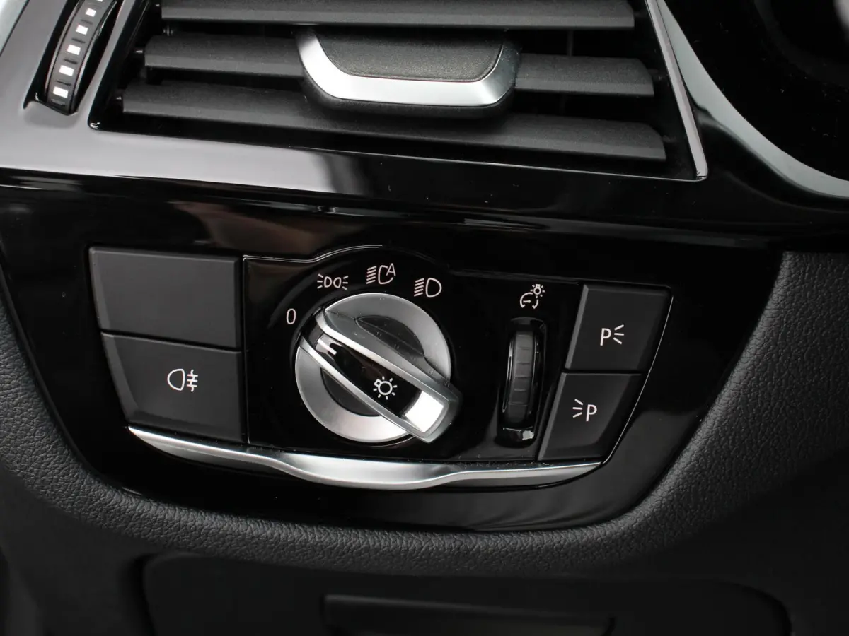 530e Business PHEV AUTOMAAT Adaptieve cruise control LED Leder Navigatie Stoelverwarming Achteruitrijcamera Sfeerverlichting Lane assist Climate control Apple Carplay/ Android Auto