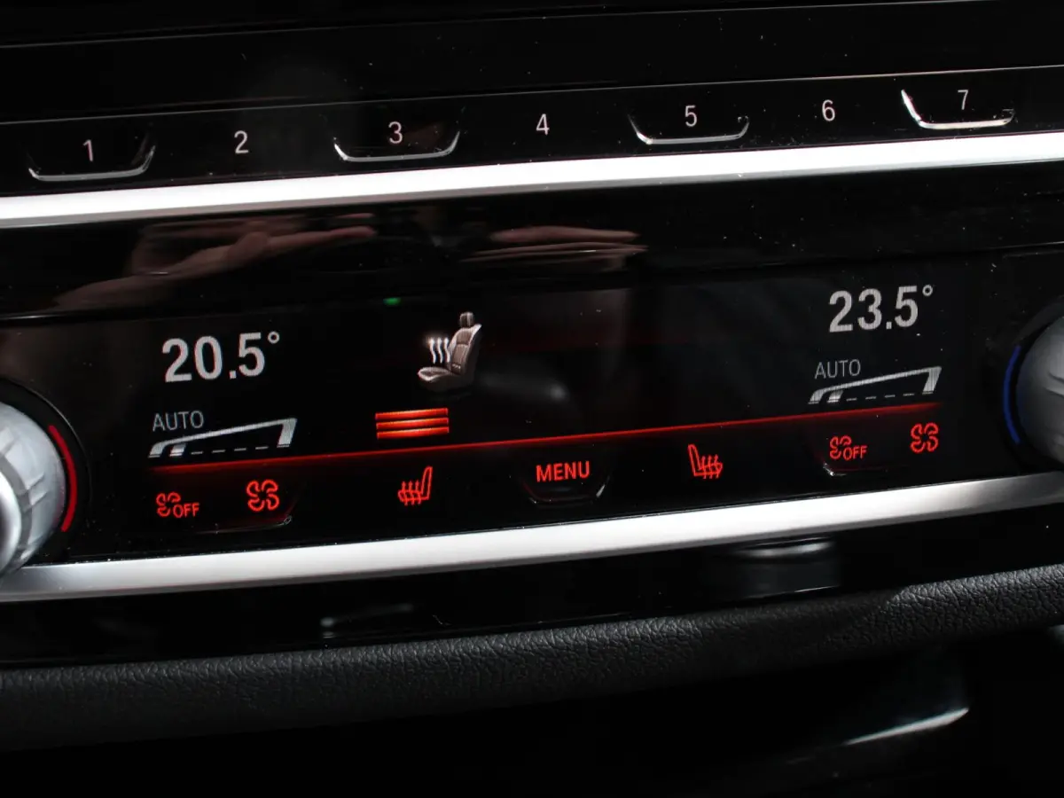 530e Business PHEV AUTOMAAT Adaptieve cruise control LED Leder Navigatie Stoelverwarming Achteruitrijcamera Sfeerverlichting Lane assist Climate control Apple Carplay/ Android Auto