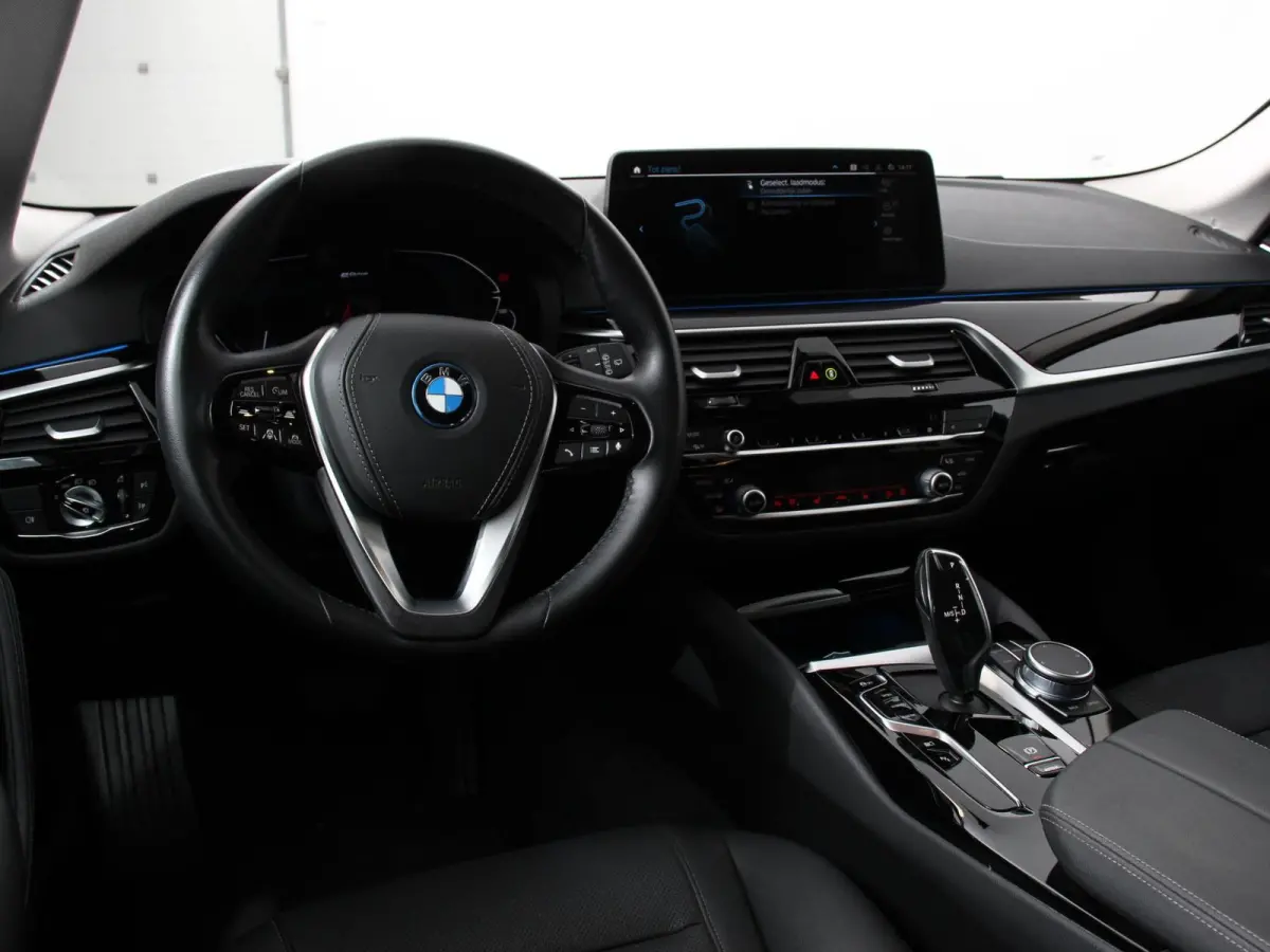 530e Business PHEV AUTOMAAT Adaptieve cruise control LED Leder Navigatie Stoelverwarming Achteruitrijcamera Sfeerverlichting Lane assist Climate control Apple Carplay/ Android Auto