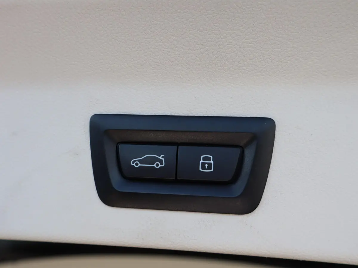 xDrive20i 184pk AUT High Executive | Panoramadak | Trekhaak | Memory | Camera | Apple Carplay/Android Auto | Stoelverwarming |
