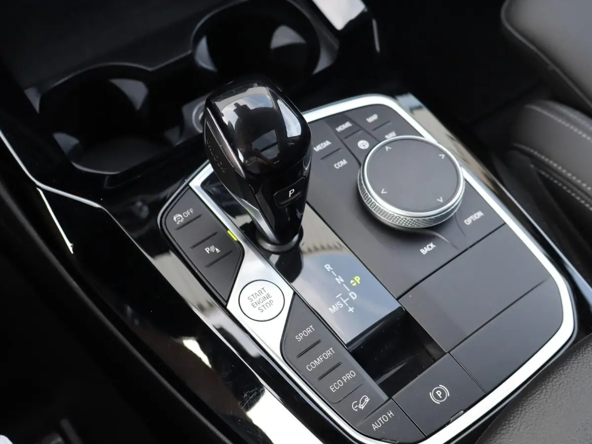xDrive20i 184pk AUT High Executive | Panoramadak | Trekhaak | Memory | Camera | Apple Carplay/Android Auto | Stoelverwarming |