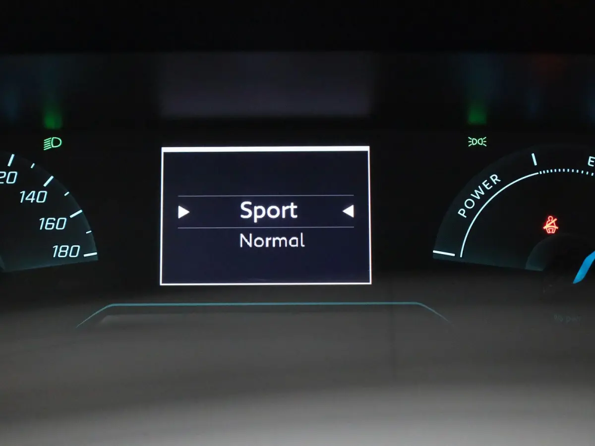 e-2008 Active | CAMERA | NAVIGATIE | KLIMAATREGELING | CRUISE CONTROL