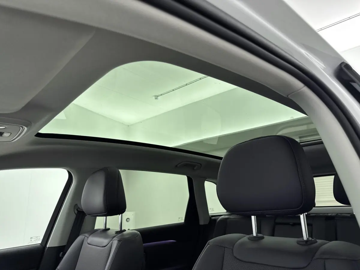 Design 69.9 kWh | All Season Banden | Stoel/Stuur Verwarming | Panoramadak | Navigatie|  Elektrische Achterklep