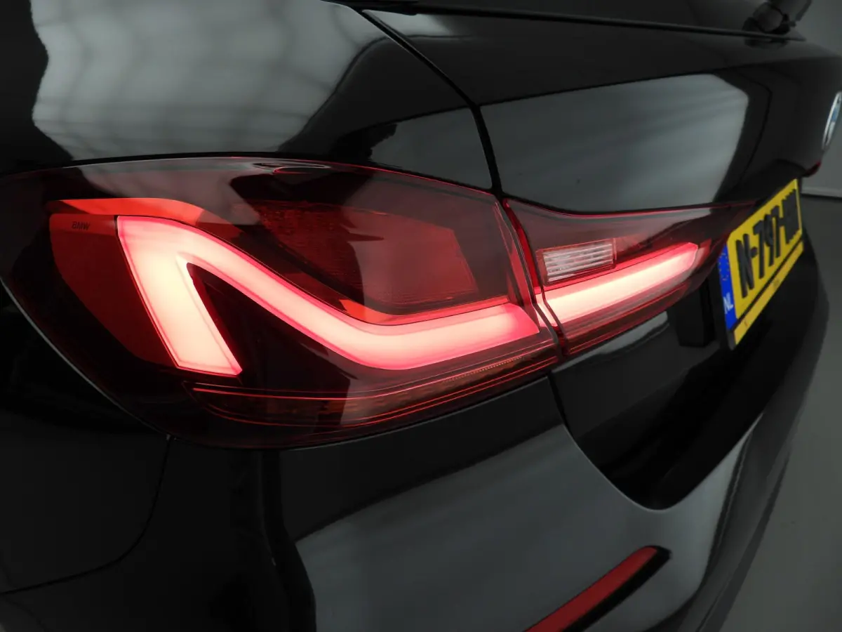 5-deurs 118i | LED | Leder | HUD | Schuifdak | Active cruise | Stoelverwarming | DAB | Hifi speakers | Alu 17 inch