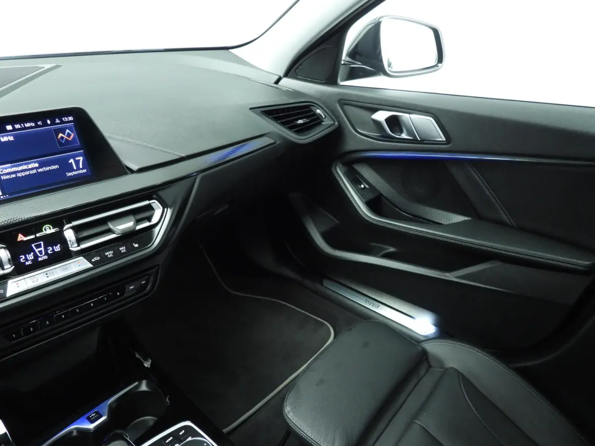 5-deurs 118i | LED | Leder | HUD | Schuifdak | Active cruise | Stoelverwarming | DAB | Hifi speakers | Alu 17 inch