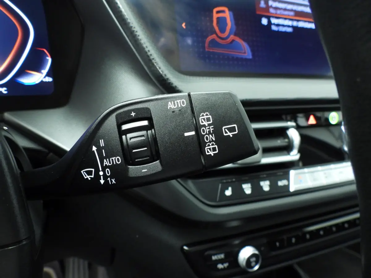 5-deurs 118i | LED | Leder | HUD | Schuifdak | Active cruise | Stoelverwarming | DAB | Hifi speakers | Alu 17 inch