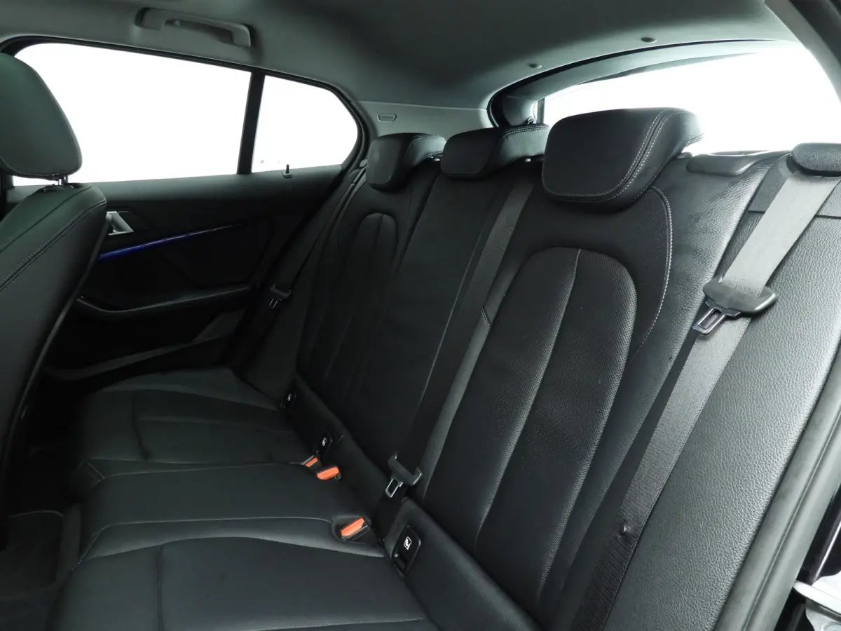 5-deurs 118i | LED | Leder | HUD | Schuifdak | Active cruise | Stoelverwarming | DAB | Hifi speakers | Alu 17 inch