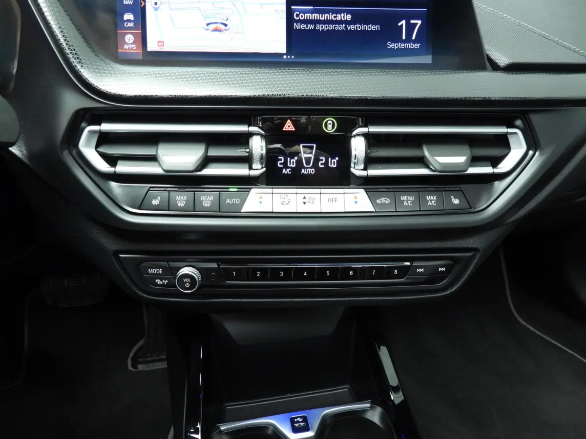 5-deurs 118i | LED | Leder | HUD | Schuifdak | Active cruise | Stoelverwarming | DAB | Hifi speakers | Alu 17 inch