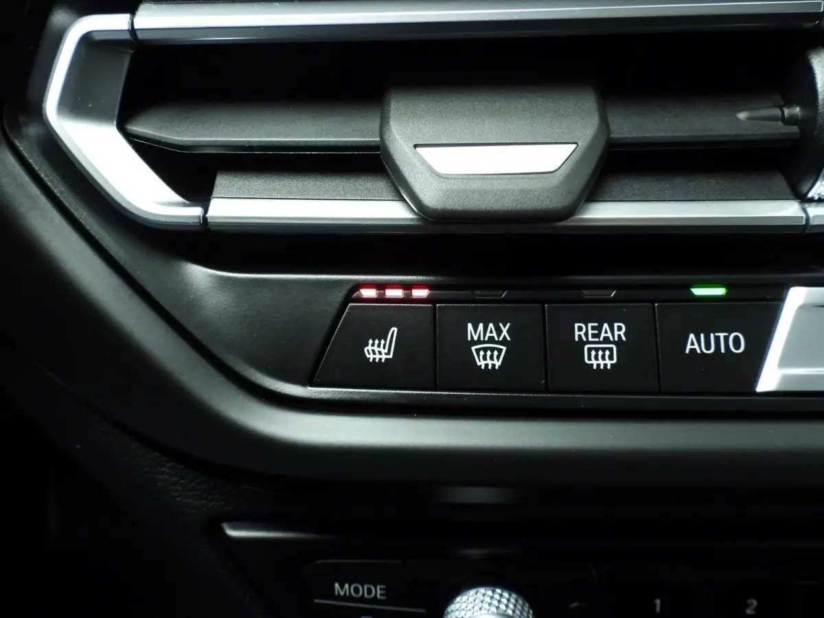 5-deurs 118i | LED | Leder | HUD | Schuifdak | Active cruise | Stoelverwarming | DAB | Hifi speakers | Alu 17 inch