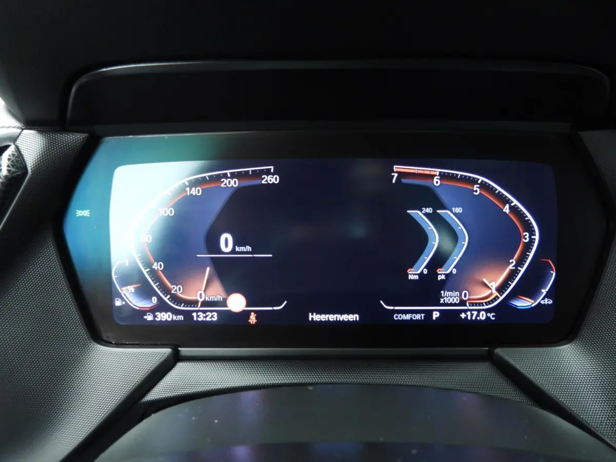 5-deurs 118i | LED | Leder | HUD | Schuifdak | Active cruise | Stoelverwarming | DAB | Hifi speakers | Alu 17 inch