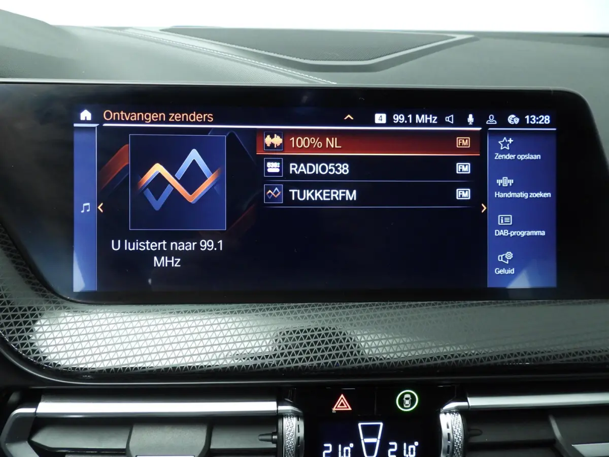 5-deurs 118i | LED | Leder | HUD | Schuifdak | Active cruise | Stoelverwarming | DAB | Hifi speakers | Alu 17 inch