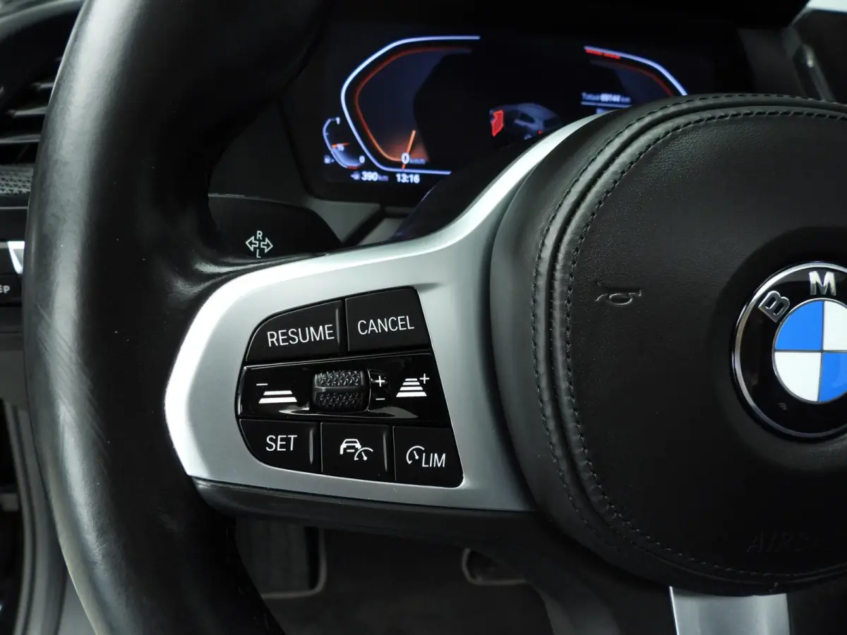 5-deurs 118i | LED | Leder | HUD | Schuifdak | Active cruise | Stoelverwarming | DAB | Hifi speakers | Alu 17 inch