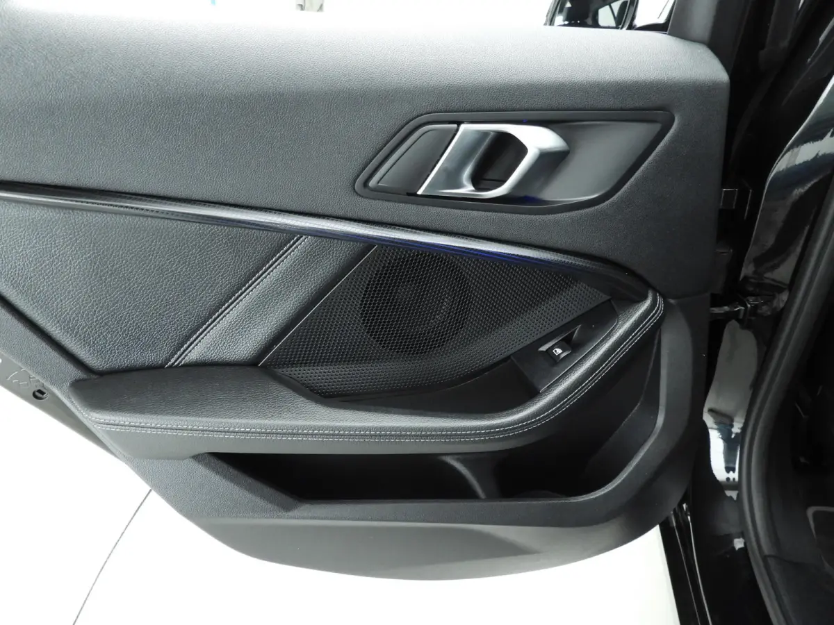 5-deurs 118i | LED | Leder | HUD | Schuifdak | Active cruise | Stoelverwarming | DAB | Hifi speakers | Alu 17 inch