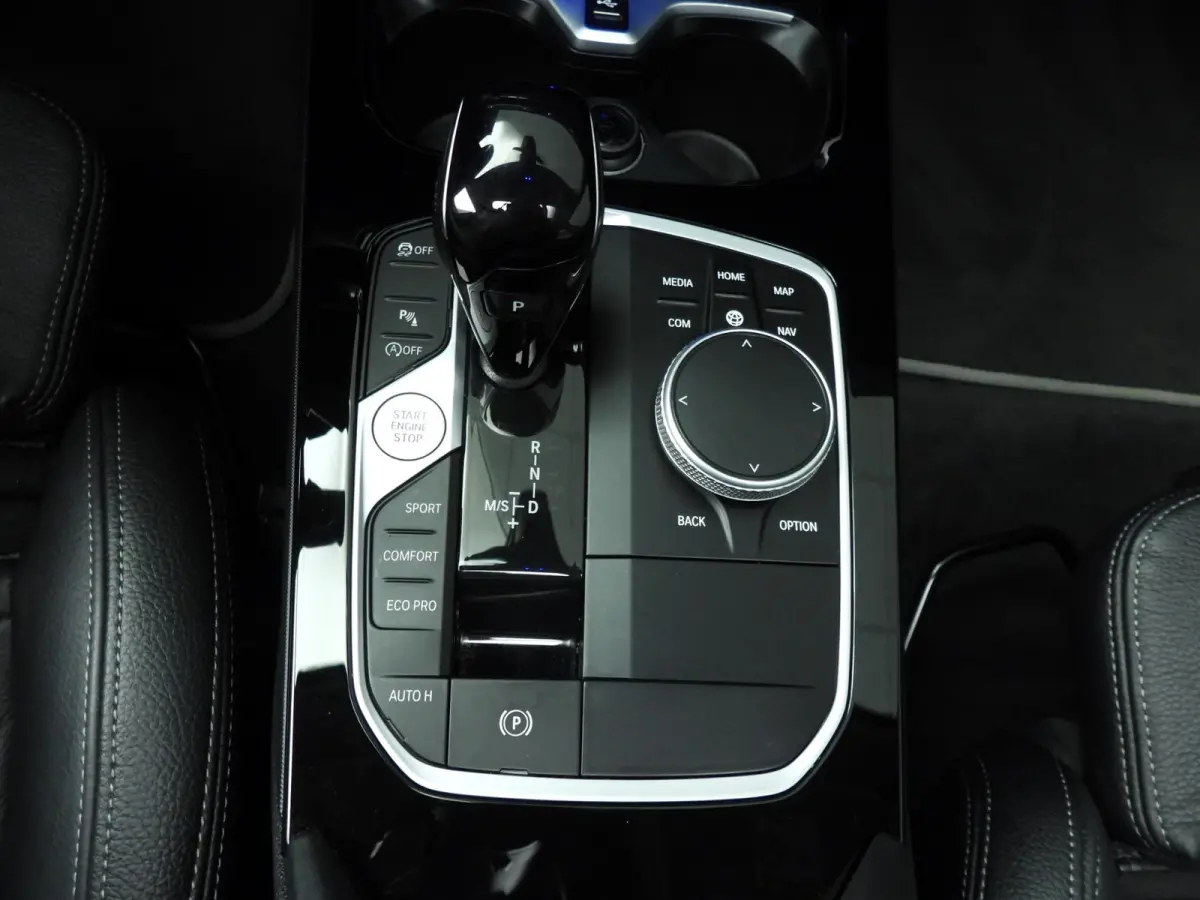 5-deurs 118i | LED | Leder | HUD | Schuifdak | Active cruise | Stoelverwarming | DAB | Hifi speakers | Alu 17 inch