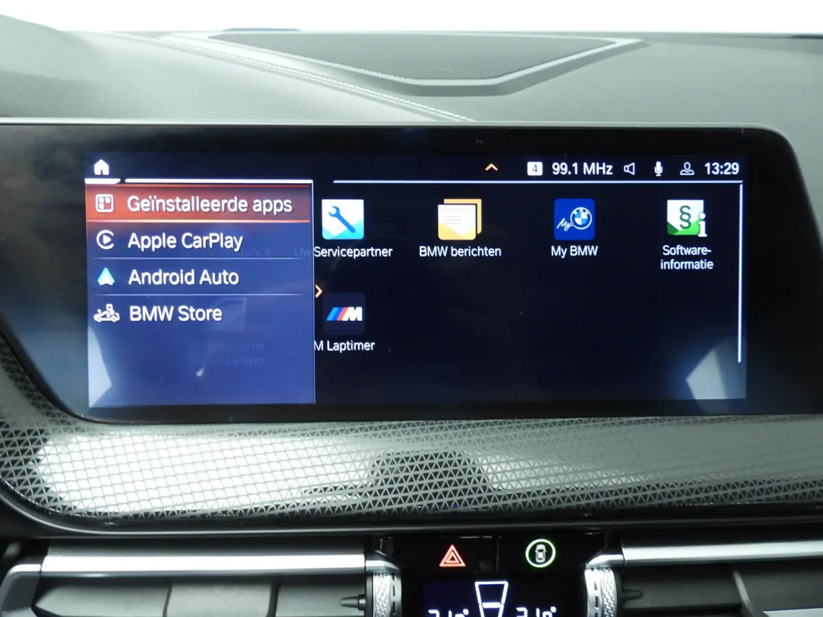 5-deurs 118i | LED | Leder | HUD | Schuifdak | Active cruise | Stoelverwarming | DAB | Hifi speakers | Alu 17 inch