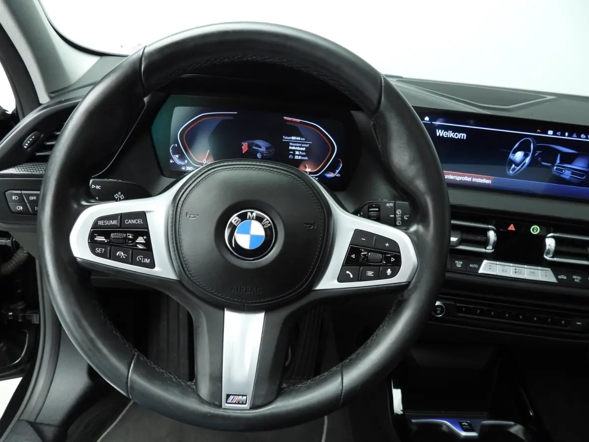5-deurs 118i | LED | Leder | HUD | Schuifdak | Active cruise | Stoelverwarming | DAB | Hifi speakers | Alu 17 inch