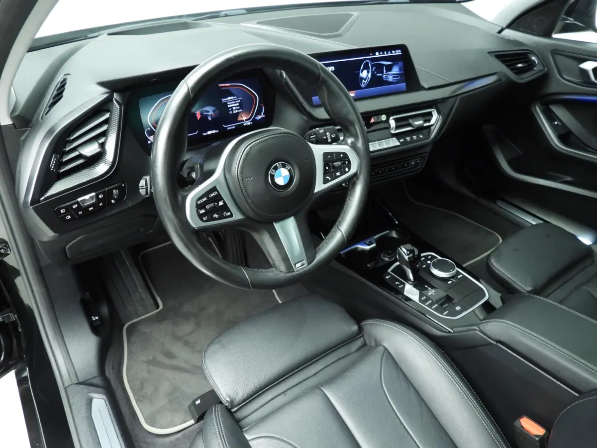 5-deurs 118i | LED | Leder | HUD | Schuifdak | Active cruise | Stoelverwarming | DAB | Hifi speakers | Alu 17 inch