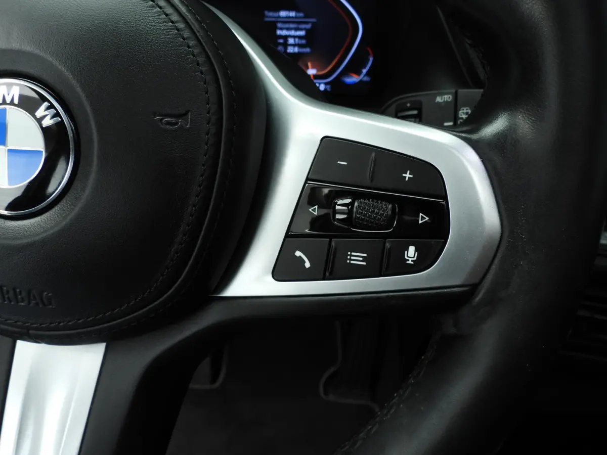 5-deurs 118i | LED | Leder | HUD | Schuifdak | Active cruise | Stoelverwarming | DAB | Hifi speakers | Alu 17 inch
