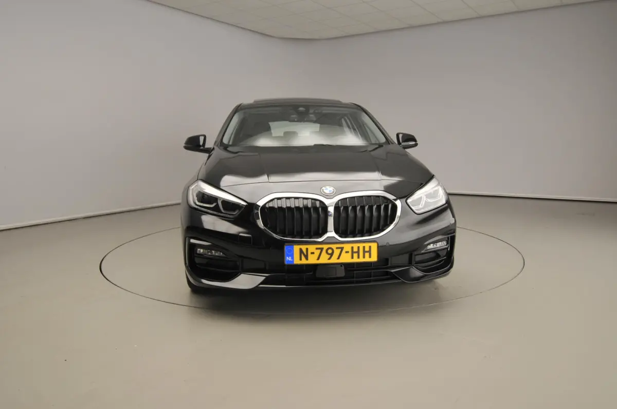 5-deurs 118i | LED | Leder | HUD | Schuifdak | Active cruise | Stoelverwarming | DAB | Hifi speakers | Alu 17 inch