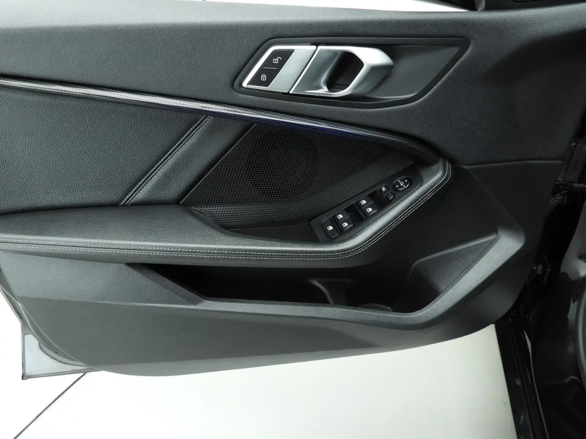 5-deurs 118i | LED | Leder | HUD | Schuifdak | Active cruise | Stoelverwarming | DAB | Hifi speakers | Alu 17 inch