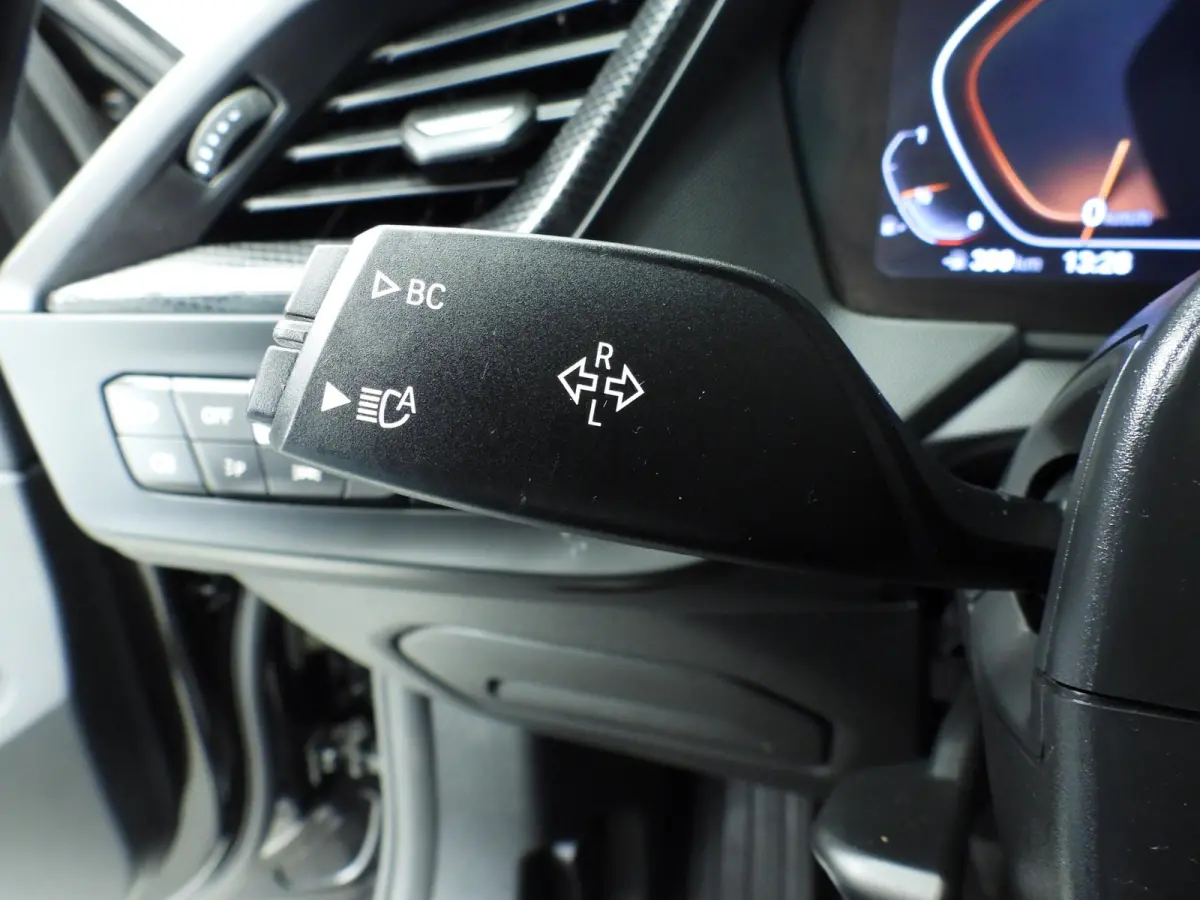 5-deurs 118i | LED | Leder | HUD | Schuifdak | Active cruise | Stoelverwarming | DAB | Hifi speakers | Alu 17 inch
