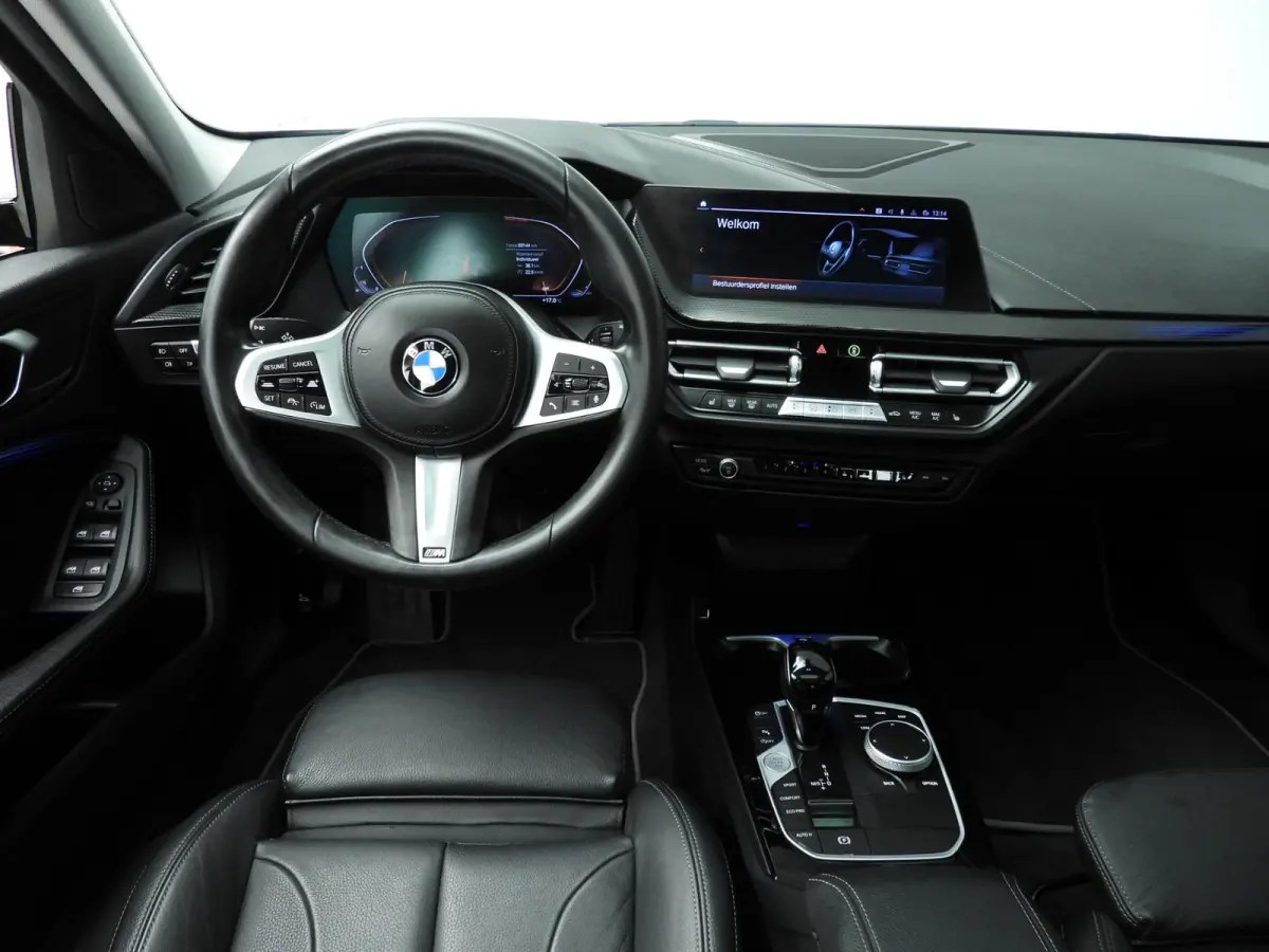 5-deurs 118i | LED | Leder | HUD | Schuifdak | Active cruise | Stoelverwarming | DAB | Hifi speakers | Alu 17 inch