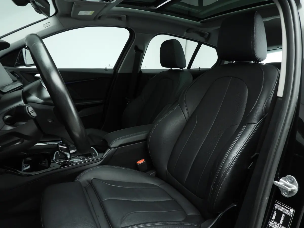 5-deurs 118i | LED | Leder | HUD | Schuifdak | Active cruise | Stoelverwarming | DAB | Hifi speakers | Alu 17 inch