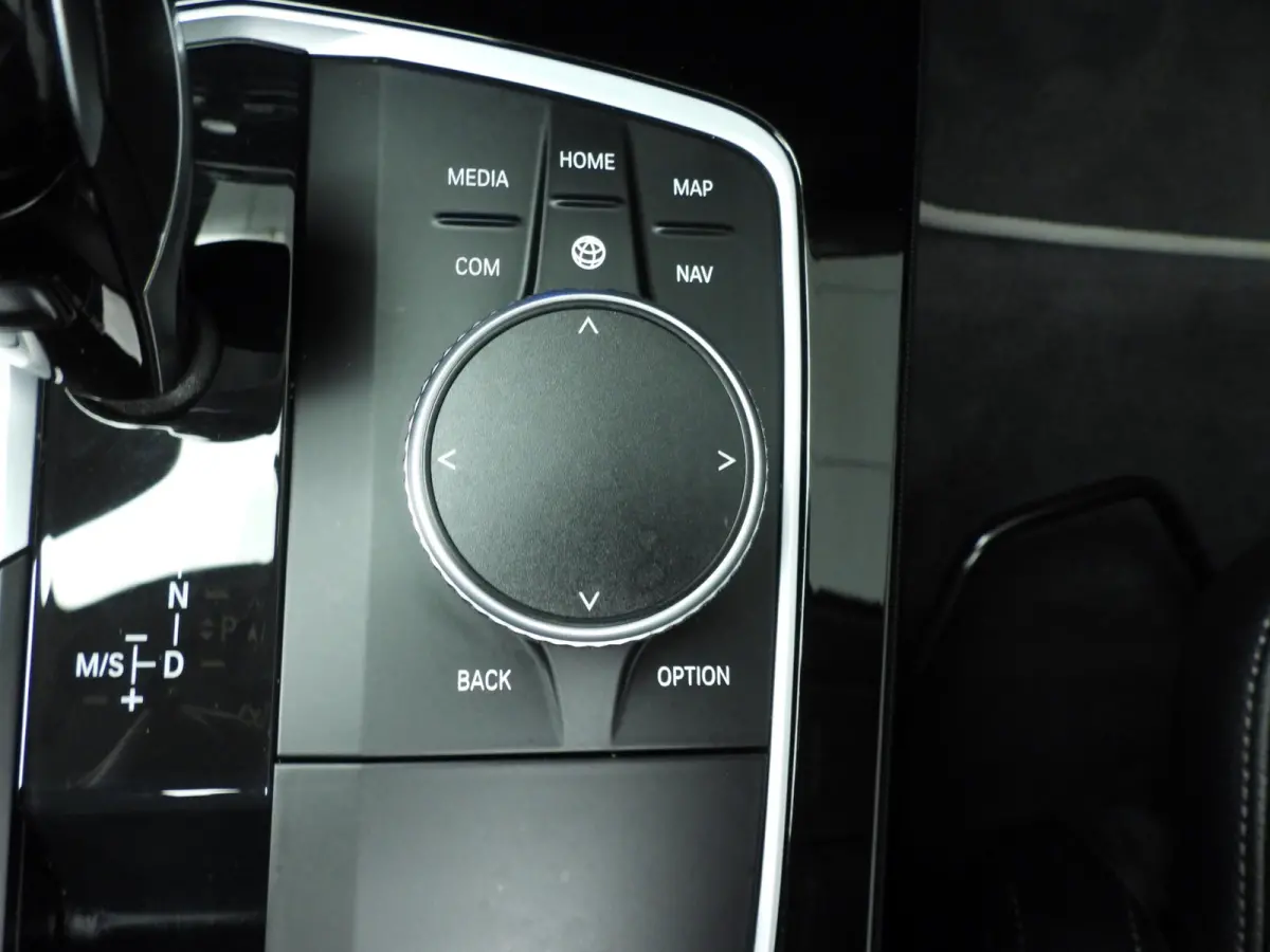 5-deurs 118i | LED | Leder | HUD | Schuifdak | Active cruise | Stoelverwarming | DAB | Hifi speakers | Alu 17 inch
