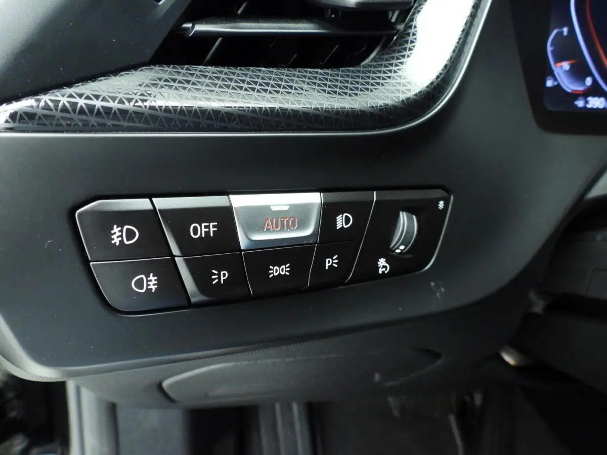 5-deurs 118i | LED | Leder | HUD | Schuifdak | Active cruise | Stoelverwarming | DAB | Hifi speakers | Alu 17 inch
