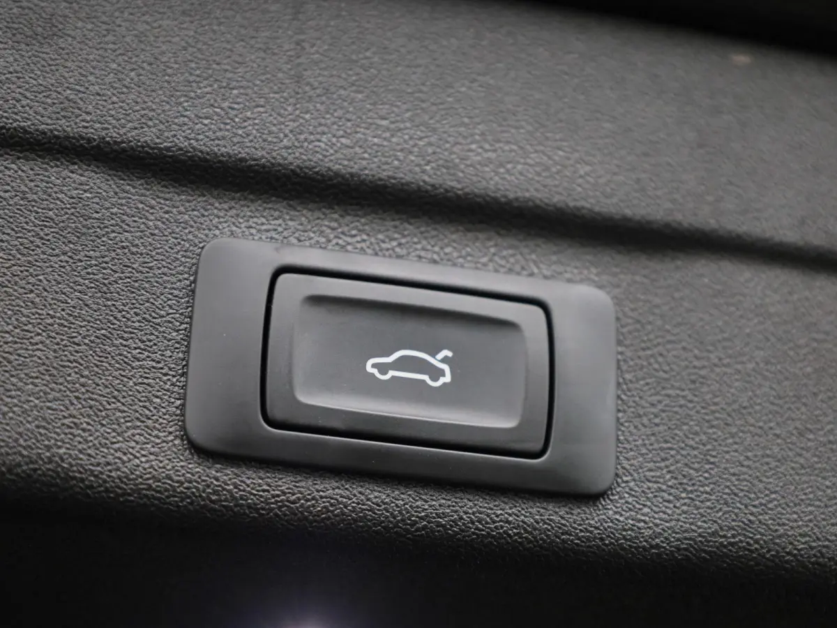 Avant 2.0 quattro S edition | Adaptive cruise control | Climate control | Achteruitrijcamera | Elekt. verstelbare voorstoelen | Stoelverarming | Smartphone interface | Privacy glas | Trekhaa