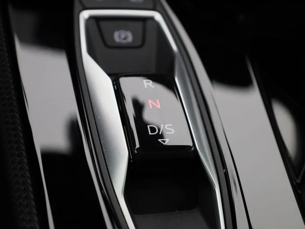 Avant 2.0 quattro S edition | Adaptive cruise control | Climate control | Achteruitrijcamera | Elekt. verstelbare voorstoelen | Stoelverarming | Smartphone interface | Privacy glas | Trekhaa
