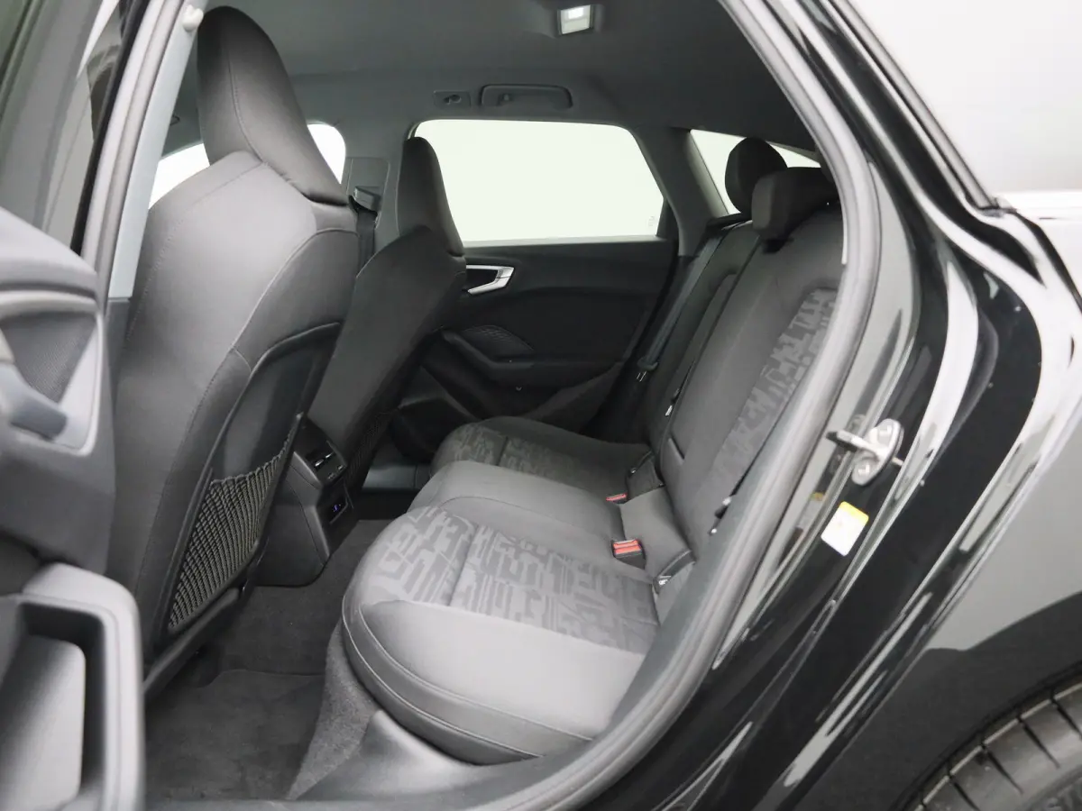 Avant 2.0 quattro S edition | Adaptive cruise control | Climate control | Achteruitrijcamera | Elekt. verstelbare voorstoelen | Stoelverarming | Smartphone interface | Privacy glas | Trekhaa