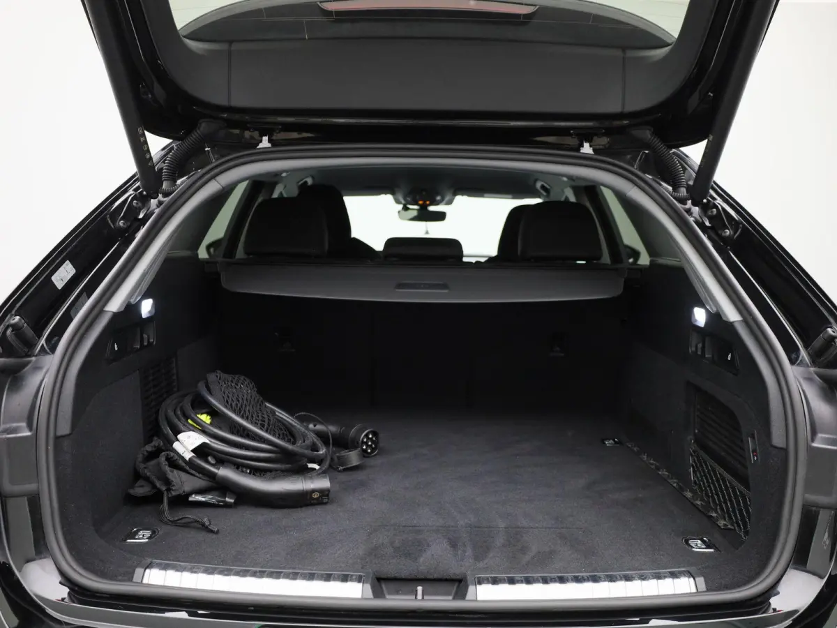 Avant 2.0 quattro S edition | Adaptive cruise control | Climate control | Achteruitrijcamera | Elekt. verstelbare voorstoelen | Stoelverarming | Smartphone interface | Privacy glas | Trekhaa