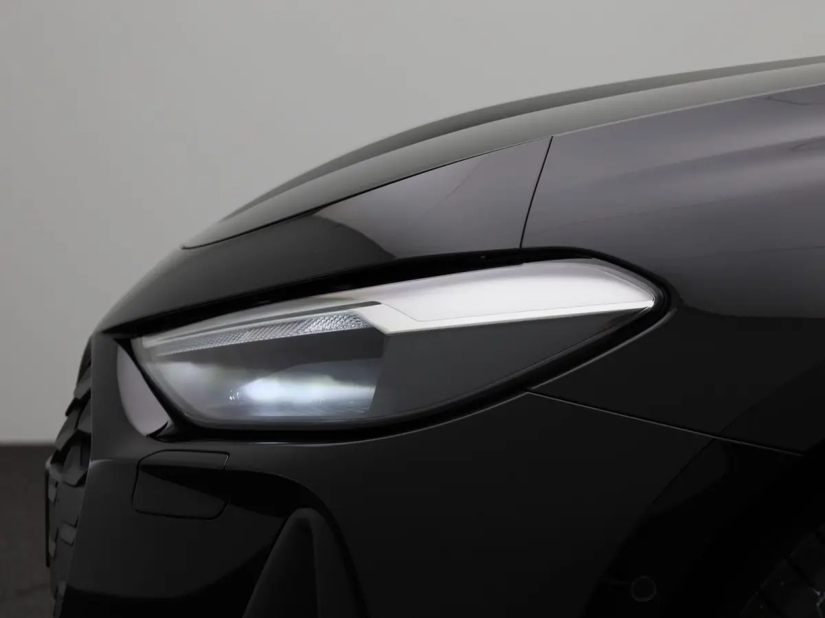 Avant 2.0 quattro S edition | Adaptive cruise control | Climate control | Achteruitrijcamera | Elekt. verstelbare voorstoelen | Stoelverarming | Smartphone interface | Privacy glas | Trekhaa