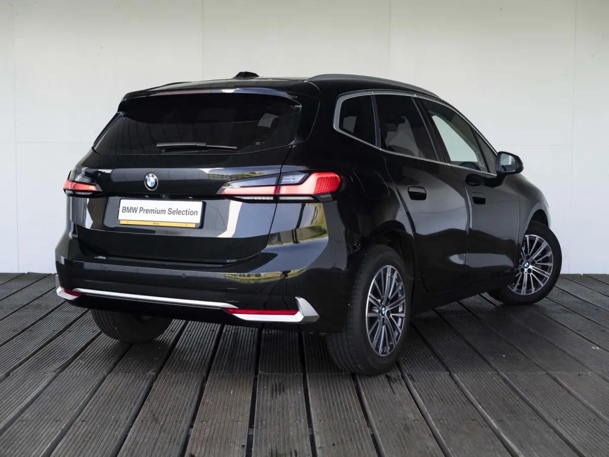 218i | Luxury Line | Premium Pack | Comfort Pack | 17 inch | Comfort Access | Achteruitrijcamera | Sportstoelen | Trekhaak