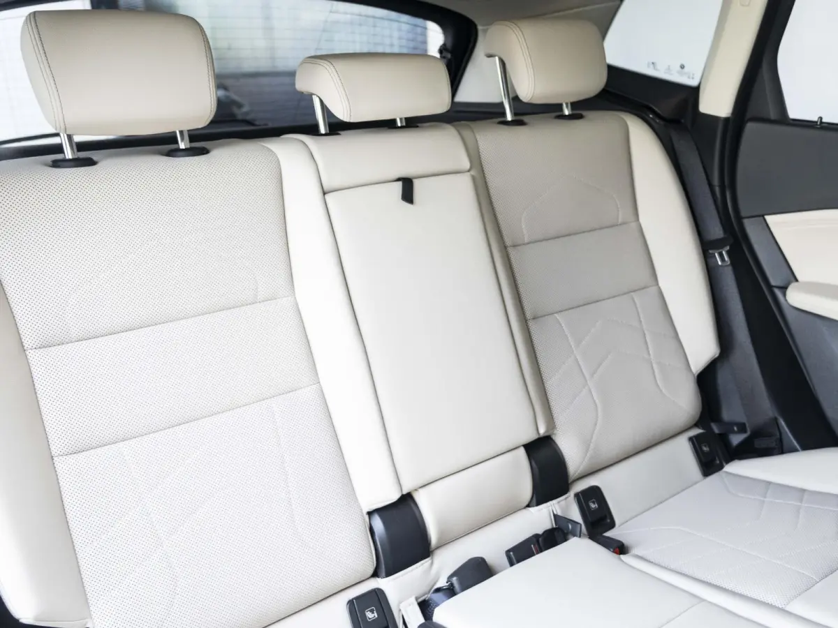218i | Luxury Line | Premium Pack | Comfort Pack | 17 inch | Comfort Access | Achteruitrijcamera | Sportstoelen | Trekhaak