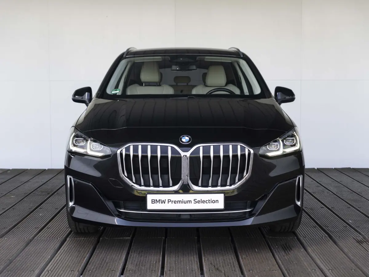 218i | Luxury Line | Premium Pack | Comfort Pack | 17 inch | Comfort Access | Achteruitrijcamera | Sportstoelen | Trekhaak