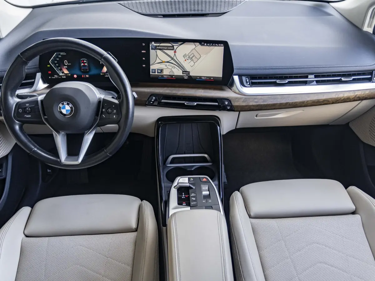 218i | Luxury Line | Premium Pack | Comfort Pack | 17 inch | Comfort Access | Achteruitrijcamera | Sportstoelen | Trekhaak