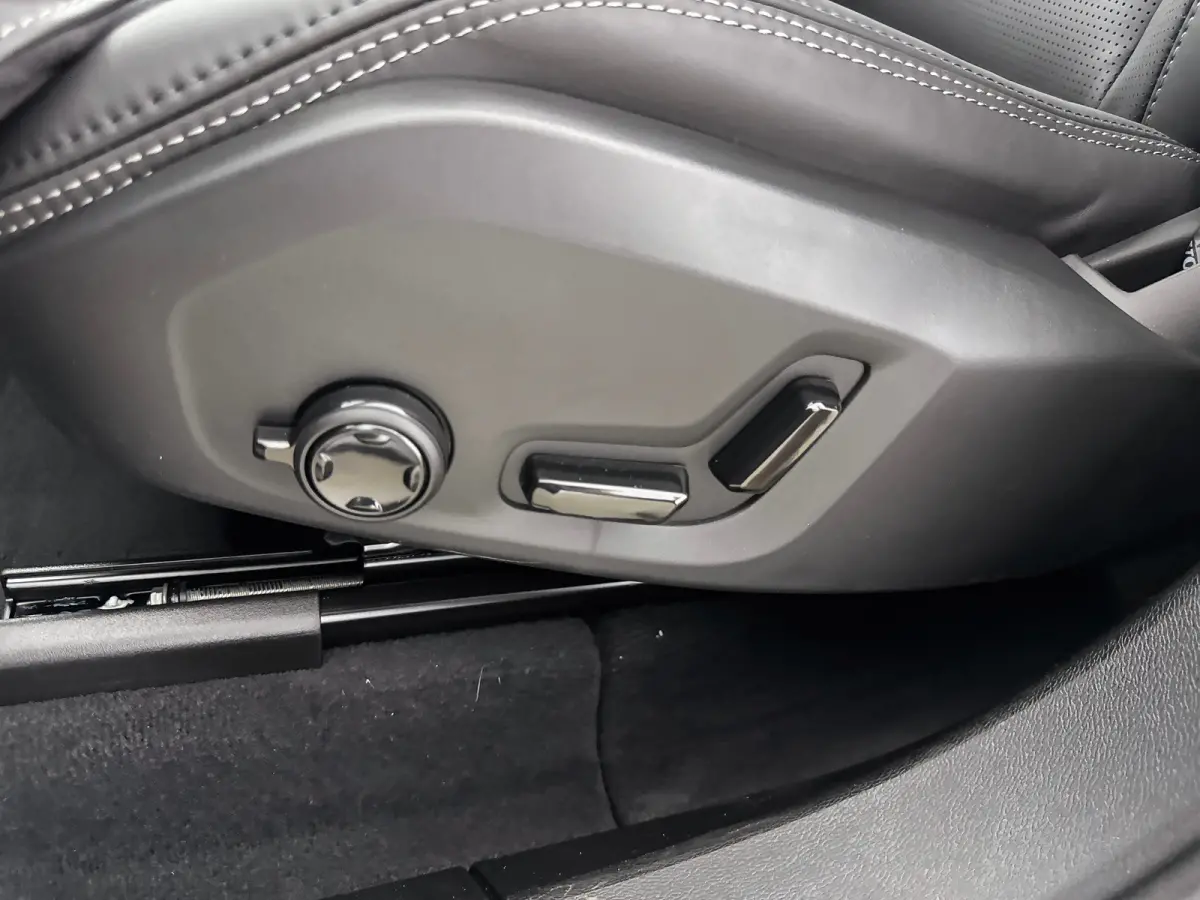 T8 Plug-in hybrid AWD Ultra Dark Exec. Ed. | 22" | Heico Diffusor | Getint & Gelamineerd Glas | Alarmklasse 3 | Black Edition Interieur | Luchtvering | Bowers & Wilkins | Geventileerd Nappa 