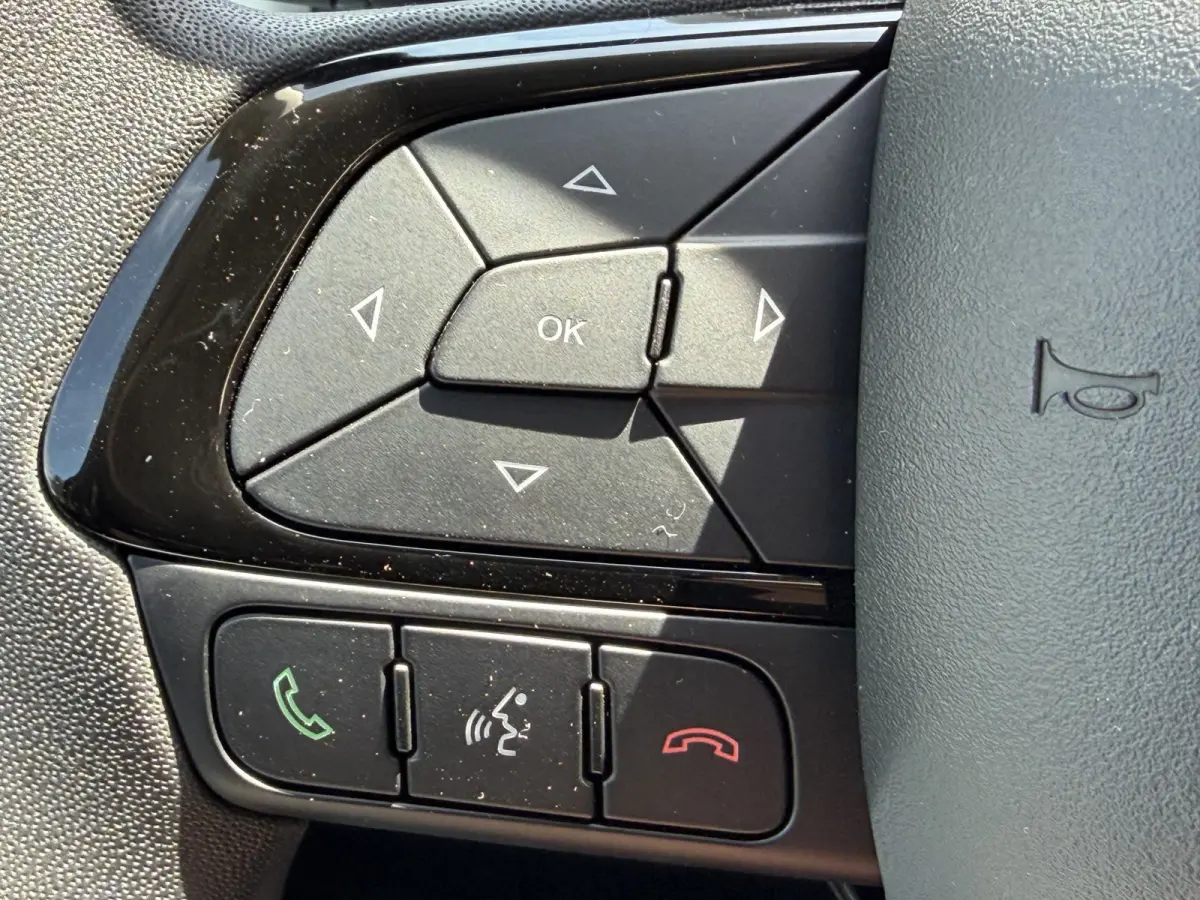 1.0 Cross (Airco - Navigatie via APP - Parkeersensoren - Apple Carplay - Cruise Controle)