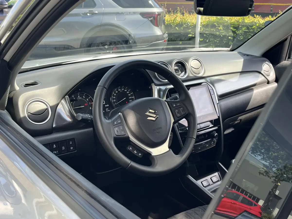 1.4 Boosterjet Smart Hybrid Style Automaat | €2.000,- voordeel | Meerdere kleuren leverbaar | Pano | Adapt. Cruise | Camera | Dodehoek | Rijstrook | Stoelverwarming | etc. etc.