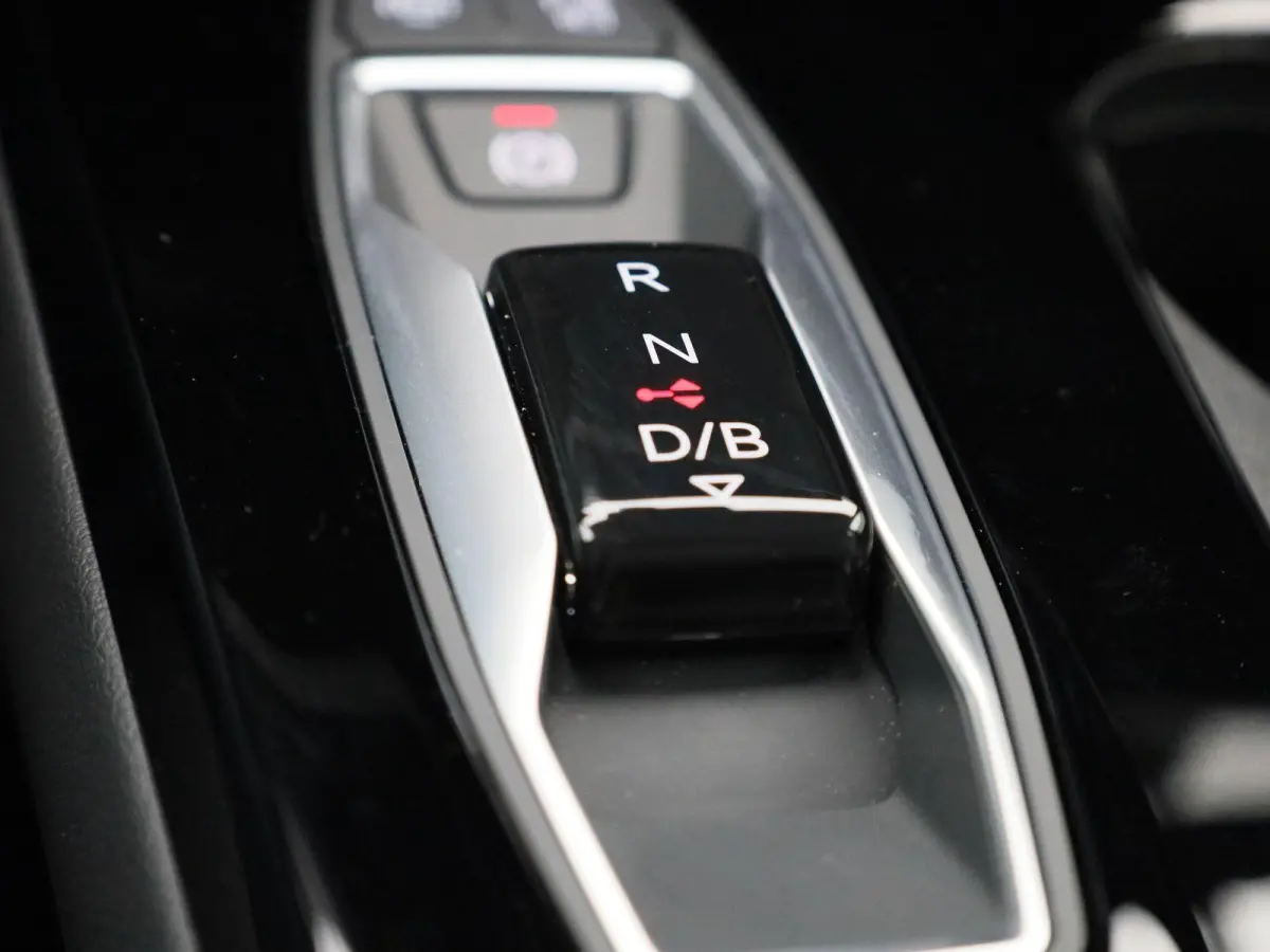 edition performance 100 kWh | Adaptive cruise control | 360 graden camera | Dodehoekdetectie | Stuurverwarming | Climate control | Carbon pakket | Stoelverwarming voor & achter | Warmtepomp 
