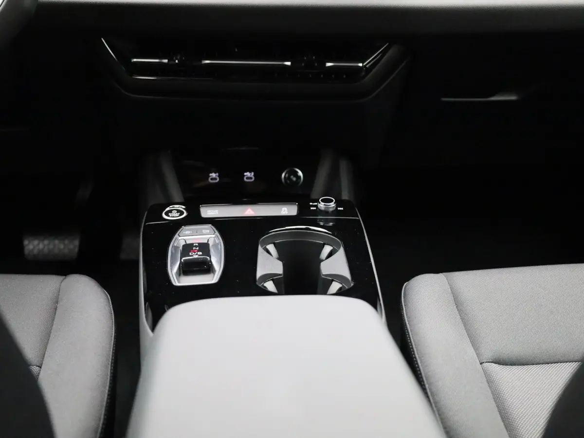 edition performance 100 kWh | Adaptive cruise control | 360 graden camera | Dodehoekdetectie | Stuurverwarming | Climate control | Carbon pakket | Stoelverwarming voor & achter | Warmtepomp 