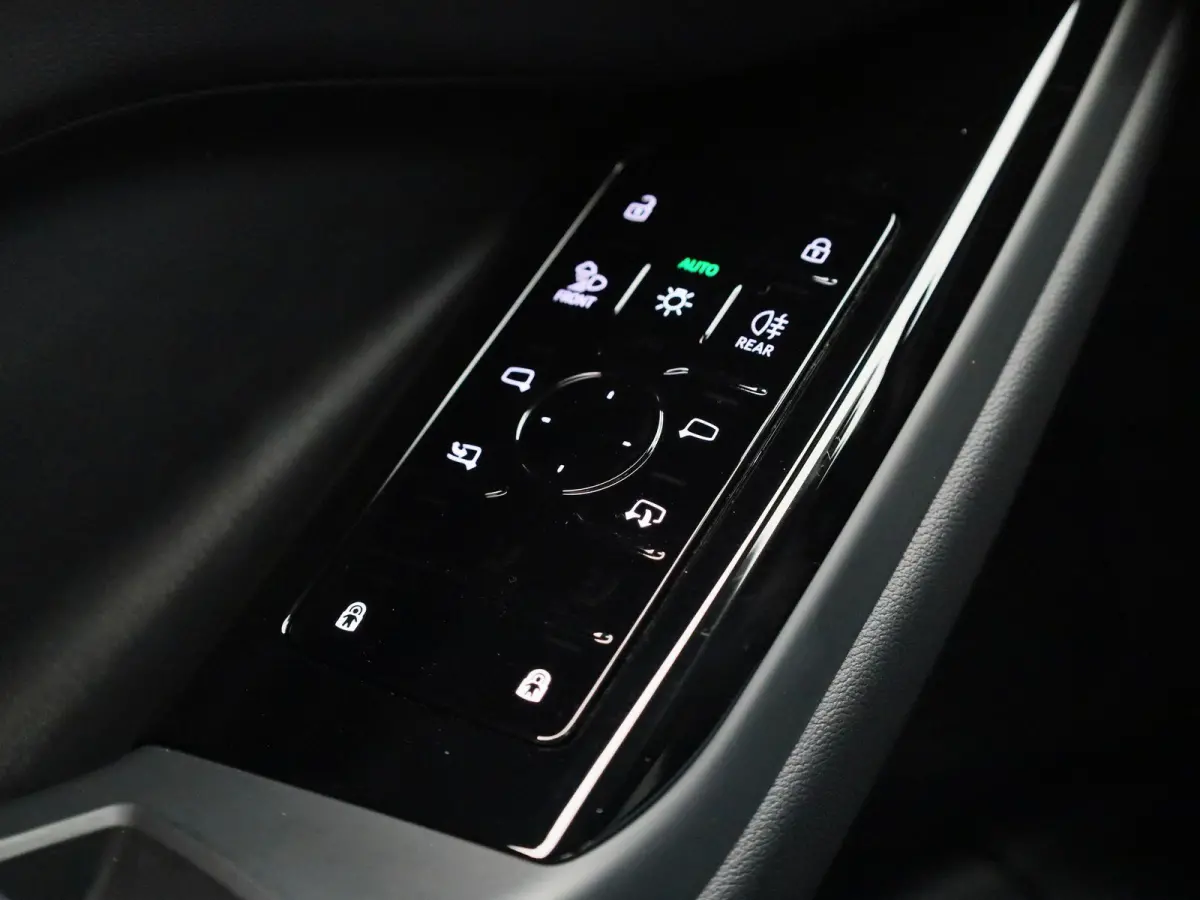 edition performance 100 kWh | Adaptive cruise control | 360 graden camera | Dodehoekdetectie | Stuurverwarming | Climate control | Carbon pakket | Stoelverwarming voor & achter | Warmtepomp 