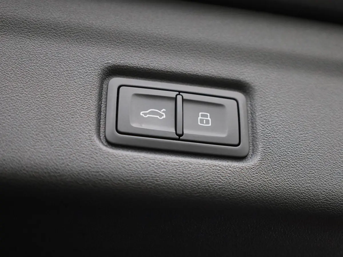 edition performance 100 kWh | Adaptive cruise control | 360 graden camera | Dodehoekdetectie | Stuurverwarming | Climate control | Carbon pakket | Stoelverwarming voor & achter | Warmtepomp 